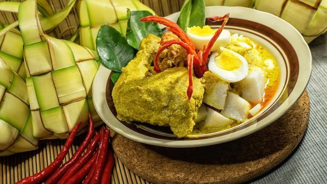 Ilustrasi hidangan ketupat dipadu opor ayam biasanya disajikan saat lebaran. (Foto: Istimewa)