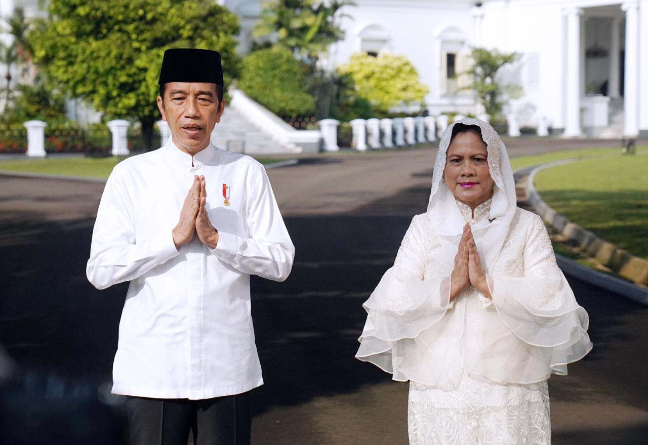 Presiden Joko Widodo beserta Ibu Negara mengucapkan selamat hari raya Idul Fitri 1442. (Foto: Setpres)