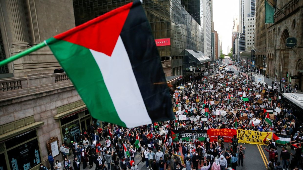 Aksi pendukung antara pro-Palestina dan Pro-Israel berhadap-hadapan di dekat konsulat Israel. Departemen Kepolisian Kota New York, AS. (Foto: sputnik)