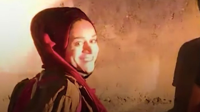 Gadis Palestina yang tersenyum ketika ditangkap tentara Israel. (Foto: Istimewa)