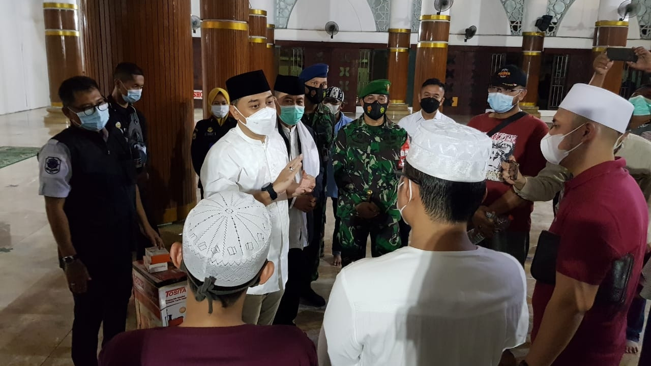 Walikota Surabaya, Eri Cahyadi saat berdiskusi dengan takmir Masjid Ampel, Rabu 12 Mei 2021. (Foto: Fariz Yarbo/Ngopibareng.id)