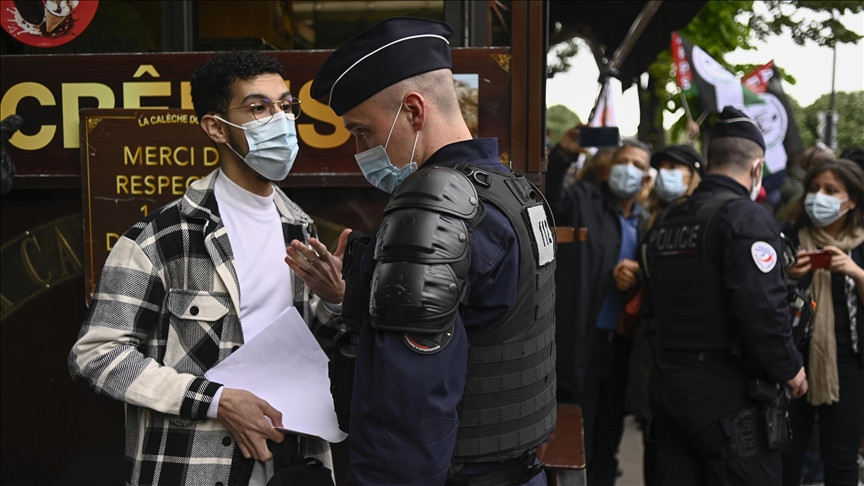 Seorang polisi Prancis sedang bernegosiasi dengan pelaku aksi di Prancis. (Foto: Anadolu Agency)