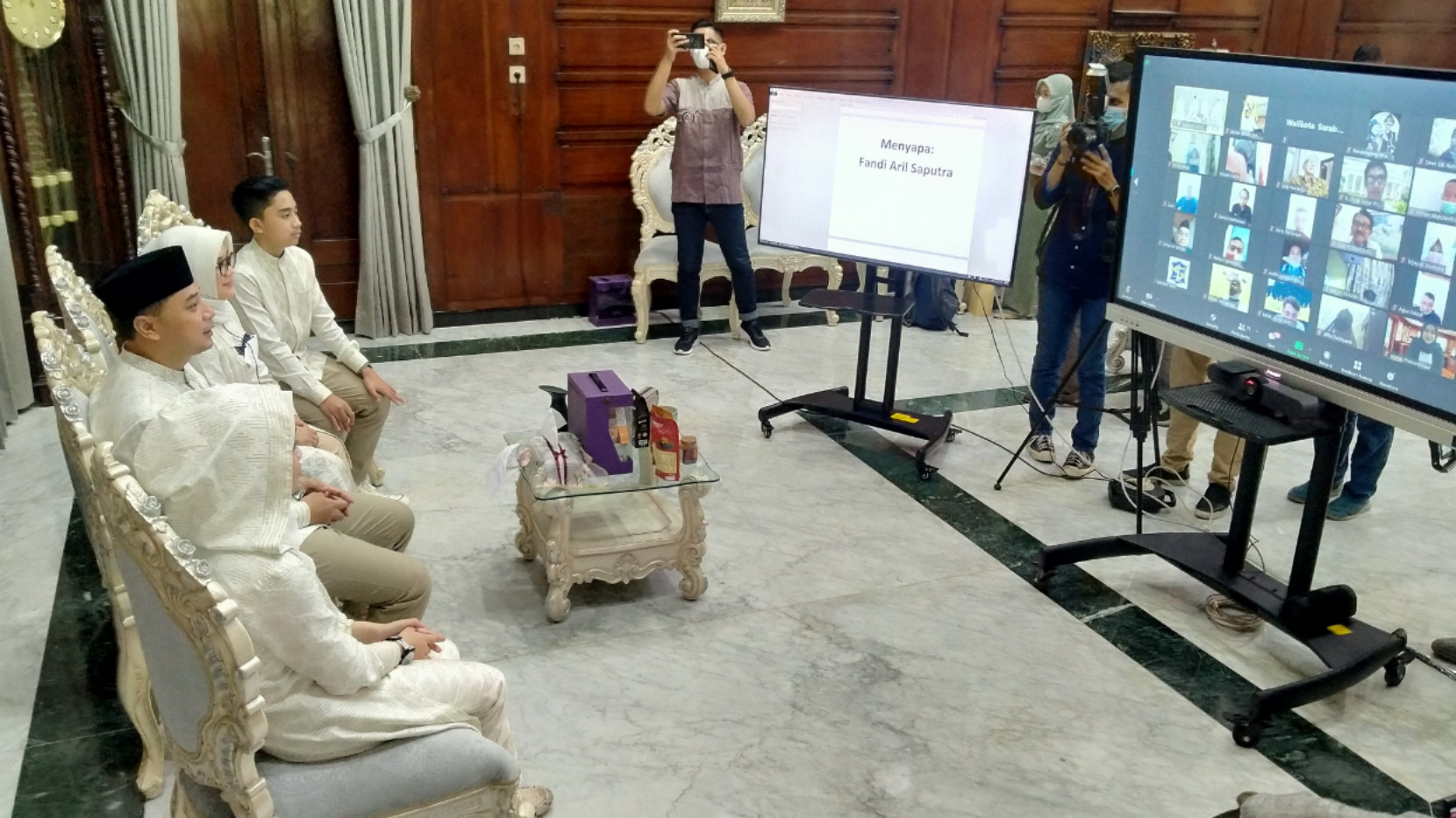 Walikota Surabaya Eri Cahyadi bersama keluarga saat halal bihalal virtual di Rumah Dinas Walikota, Jalan Sedap Malam, Kamis 13 Mei 2021. (Foto: Fariz Yarbo/Ngopibareng.id)
