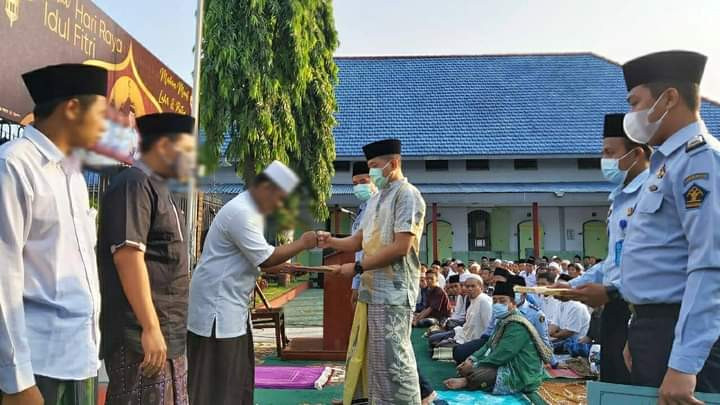 Sejumlah warga binaan Lapas Jombang menerima surat keputusan remisi yang diberikan saat momentum Hari Raya Idul Fitri 1442 H. (Foto: Istimewa)
