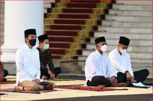 Jokowi diceramahi sersan dua bawahannya khidmat mendengarkan
