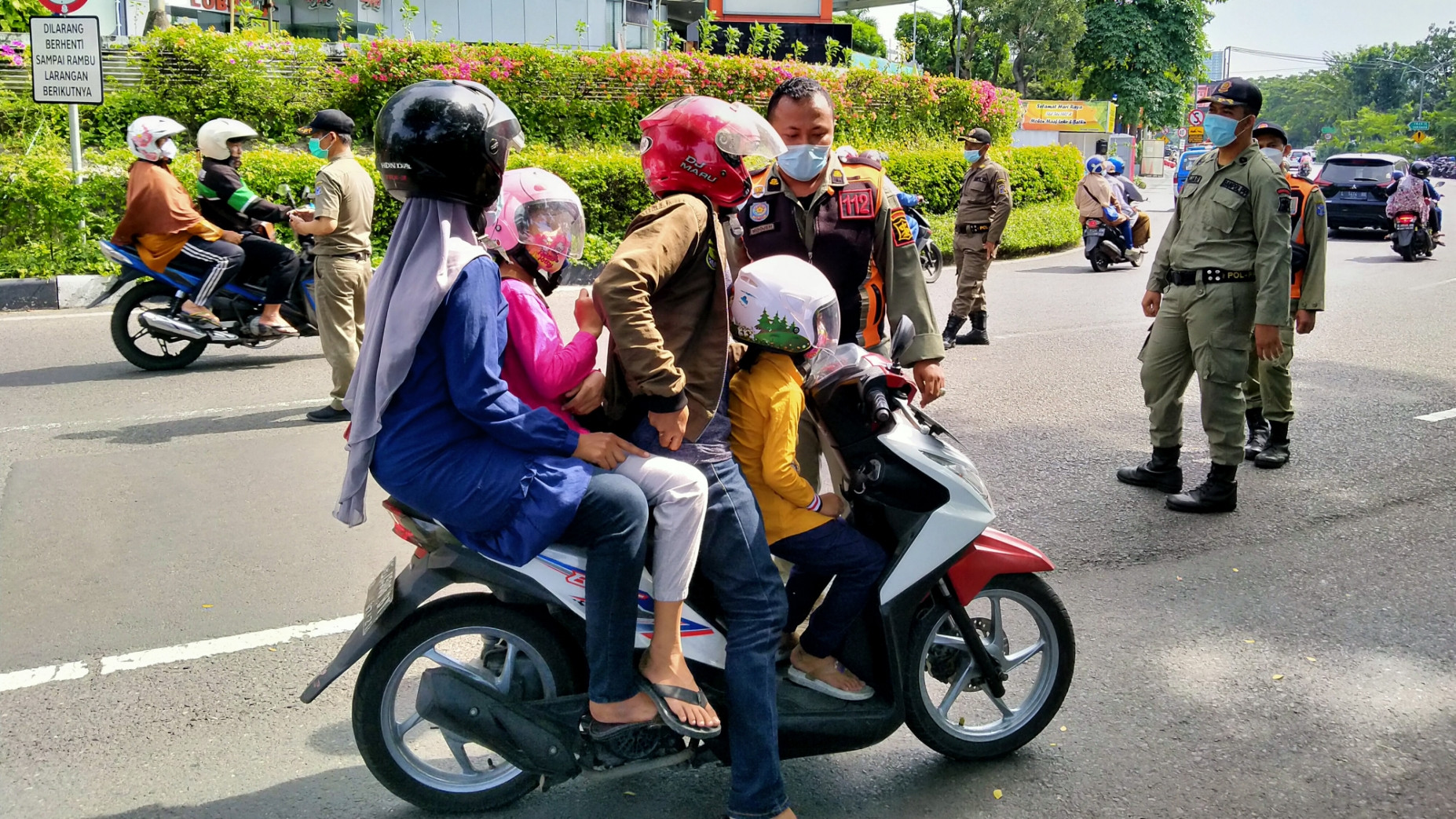 Pengendara yang melintas di Posko Penyekatan Bundaran Waru diperika petugas saat hendak memasuki Surabaya, Kamis 12 Mei 2021. (Foto: Fariz Yarbo/Ngopibareng.id)