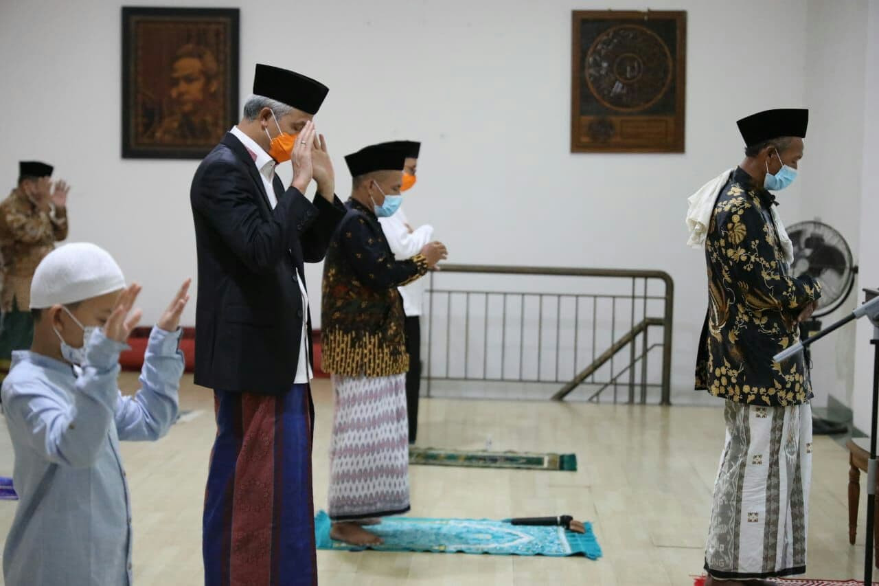 Gubernur Jawa Tengah Ganjar Pranowo melakukan salat Id di rumah dinasnya. (Foto: Istimewa)