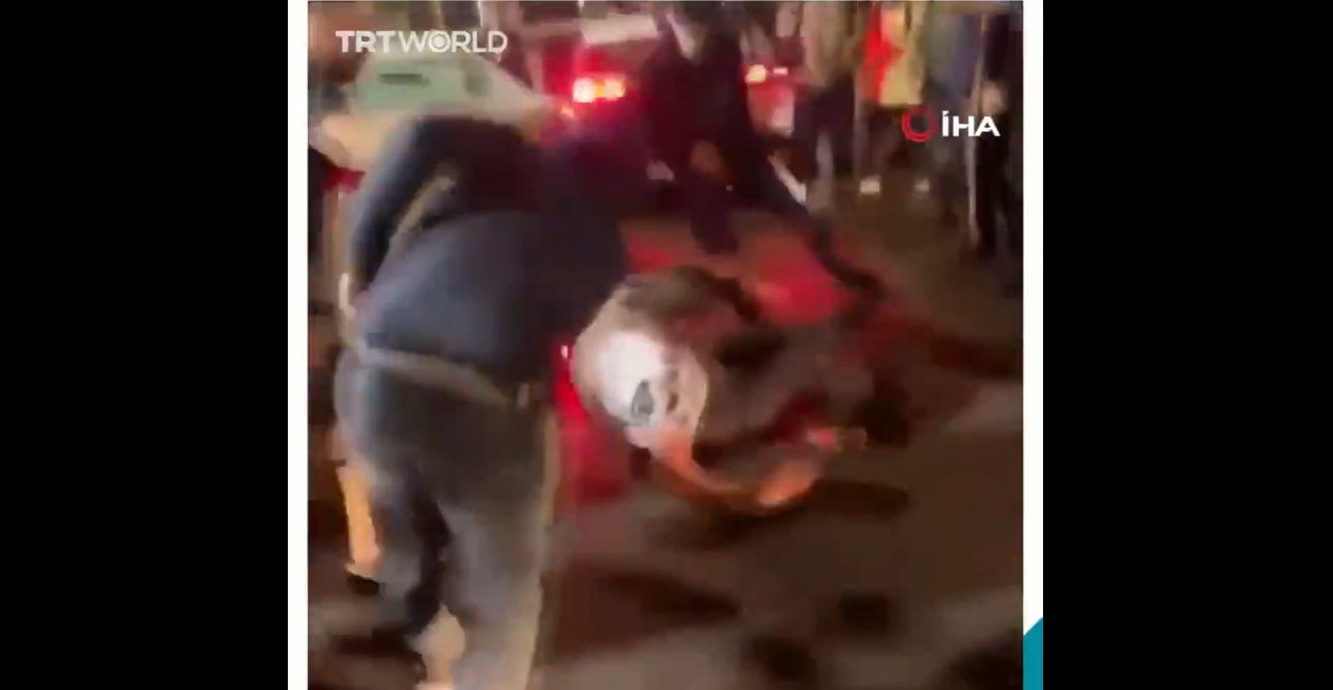 Seorang pria ditarik keluar secara paksa dari mobilnya dan dipukuli puluhan orang hingga dia pingsan. (Foto: TRT World)