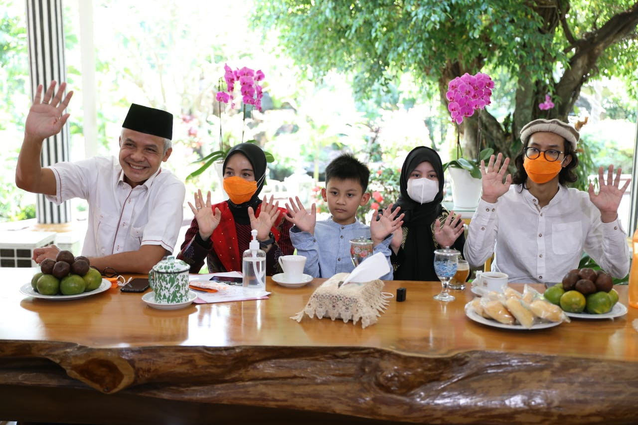 Ganjar Pranowo saat gelar open house virtual Idul Fitri 1442 H di rumah dinas Puri Gedeh Semarang, Kamis, 13 Mei 2021. (Foto: Dok Jateng)