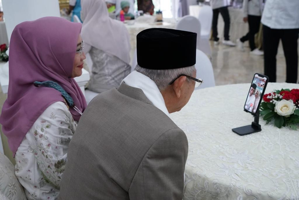 Wakil Presiden (Wapres) Ma'ruf Amin bersama istri, Wury beri contoh silaturahmi lebaran aman dari Covid-19, yakni secara virtual. (Foto: Setwapres)