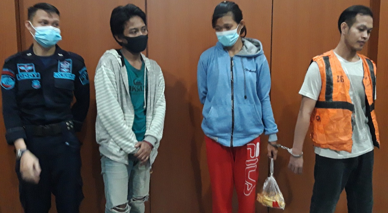 Dua pengunjung yang diduga menyelundupkan sabu-sabu dalam tahu goreng diborgol, bersama petugas Lapas Probolinggo, Jawa Timur. (Foto: Istimewa)