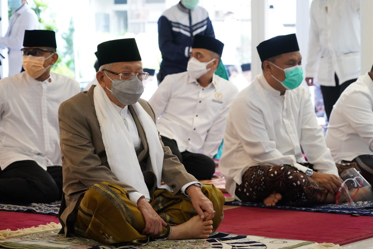 Wakil Presiden (Wapres) Ma'ruf Amin melaksanakan ibadah salat Idul Fitri di pendopo rumah dinas, Jalan Diponegoro Nomor 2 Jakarta, pada Kamis 13 Mei 2021. (Foto: Setwapres)