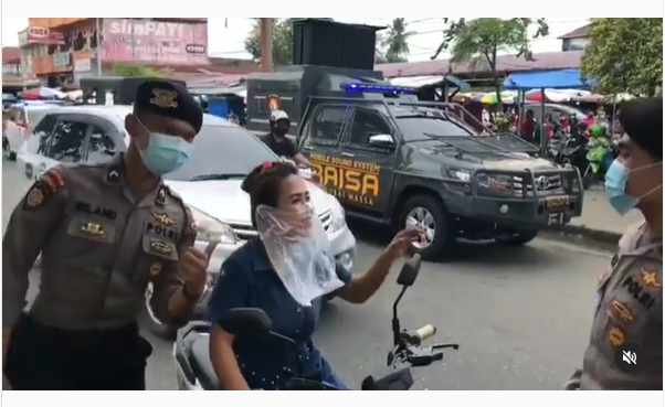 Emak-emak pemotor nekat pakai tas kresek sebagai ganti masker. Dia mengaku pedagang di Pasar Lubuk Buaya, Padang. (Foto: Tangkapan layar)