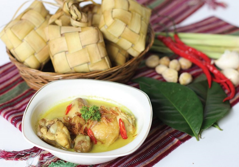 Ilustrasi menu lebaran berupa ketupat dan opor ayam dari kuah olahan santan. (Foto: Istimewa)