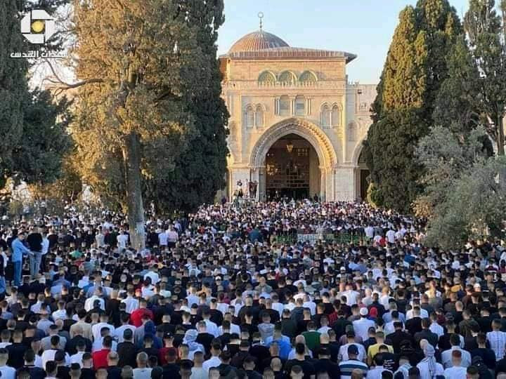 Kaum Muslimin berkonsentrasi ibadah di Masjid al-Aqsha, Yerusalem saat bulan Ramadhan. (Foto: Istimewa)