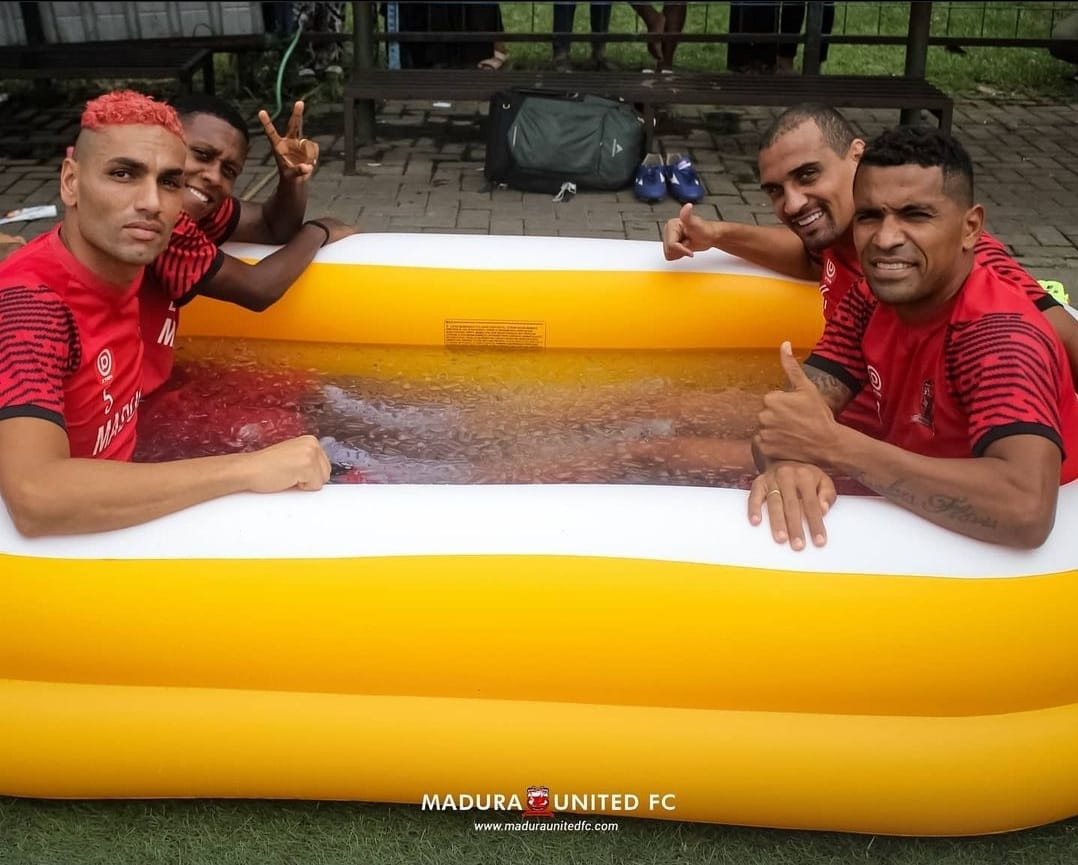 Pemain Madura United asal Brasil sedang berendam di air. (Foto: Dok Madura United)