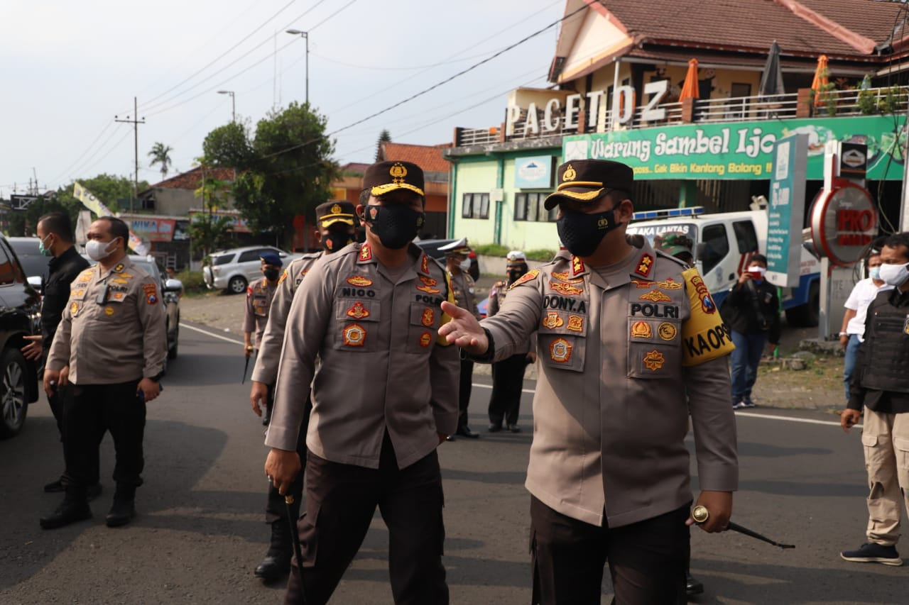 Kapolda Jatim didampingi Kapolres Mojokerto bersama pejabat utama Polda Jatim saat meninjau pos pengamanan lebaran di simpang tiga Kecamatan Pacet.(Foto: Deni Lukmantara/Ngopibareng.id)