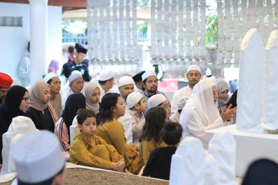 Habib Luthfi bin Yahya saat ziarah ke Makam Leluhur di Pekalongan. (Foto: Istimewa)
