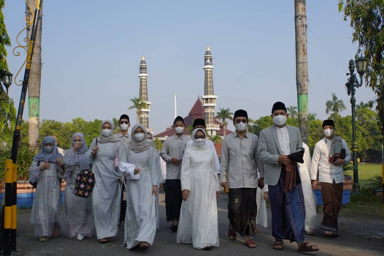 Keluarga Pondok Pesantren Tambakberas Jombang, bersama Ny Mundjidah Wahab yang kini sebagai Bupati Jombang. (Foto: Istimewa)