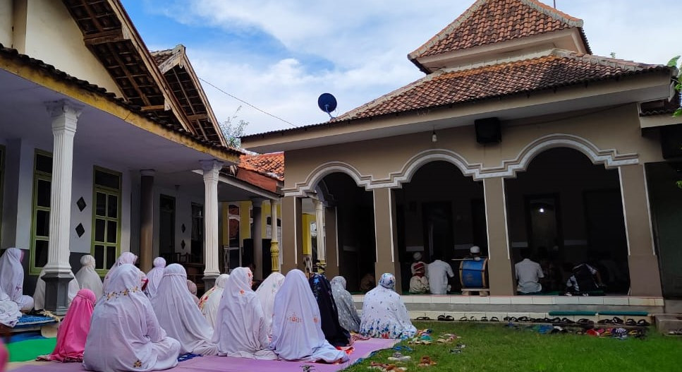 Jemaah Aboge di Kecamatan Leces, Kabupaten Probolinggo melaksanakan salat Idul Fitri, Jumat tadi pagi, 14 Mei 2021. (Foto: Ikhsan Mahmudi/Ngopibareng.id)