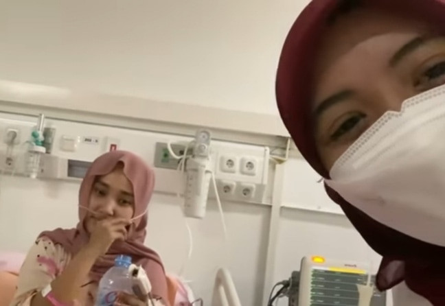 Penyanyi Fatin Shidqia dan komika sekaligus artis Arafah Rianti tengah menjalani perawatan Covid-19 di Rumah Sakit Darurat Wisma Atlet Kemayoran, Jakarta. (Foto: YouTube Arafah)
