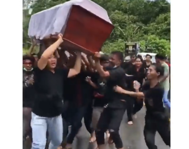 Tangkapan layar prosesi pemakaman dengan menggotong peti jenazah dan berjoget. (Foto: Instagram @makassar_iinfo)