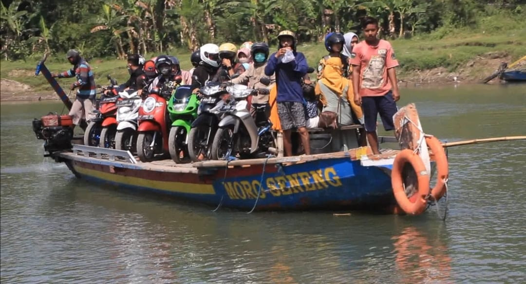 Dengan menaiki perahu penyeberangan ini, pemudik menghindari penyekatan di jalur darat. (Foto: Deny Lukmantara/Ngopibareng.id)