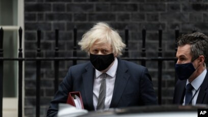 Perdana Menteri (PM) Inggris Boris Johnson memakai masker. (Foto: bbc)