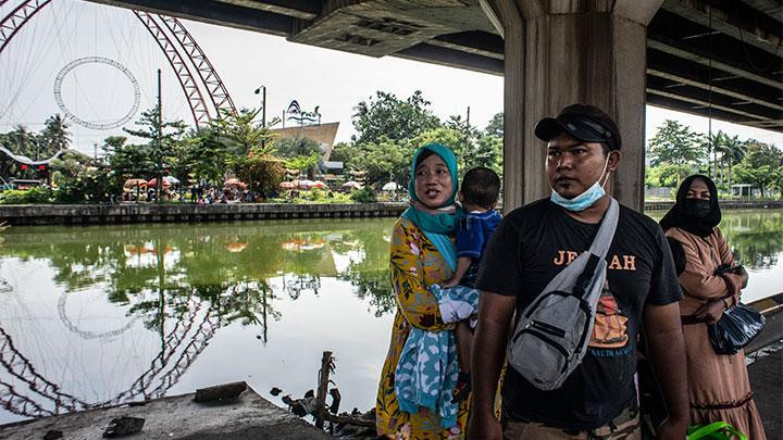 Sejumlah warga yang akan berwisata tertahan di kawasan pintu masuk Ancol Taman Impian, Jakarta, Sabtu, 15 Mei 2021. Penutupan ini dilakukan secara mendadak dan membuat kecewa sejumlah calon pengunjung yang baru mengetahui. (Foto: Antara/Aprillio Akbar)