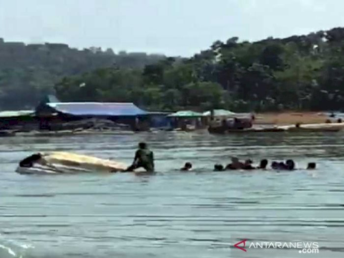 Para penumpang menyelamatkan diri saat perahu yang ditumpangi tenggelam di Waduk Kedung Ombo, Dukuh Bulu, Desa Wonoharjo, Kecamatan Kemusu Kabupaten Boyolali, Jawa Tengah, Sabtu, 15 Mei 2021. (Foto: Antara/Istimewa)