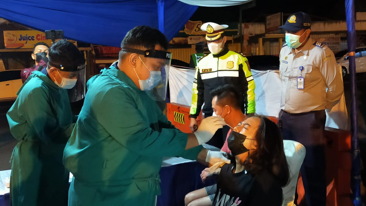 Rapid test antigen dilakukan secara random bagi pengendara yang melintas di Pelabhan Ketapang, Banyuwangi (foto:istimewa)
