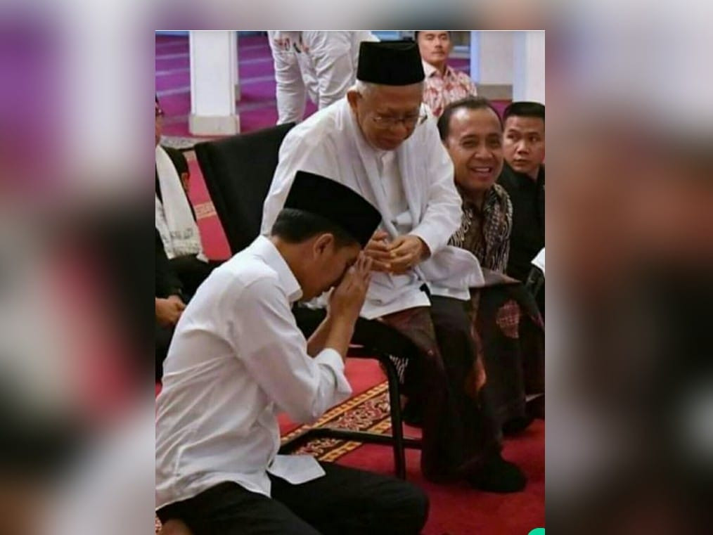 Presiden Jokowi sungkem kepada Ma'ruf Amin adalah pada masa sebelum menjadi wakil presiden. (Foto: Istimewa)