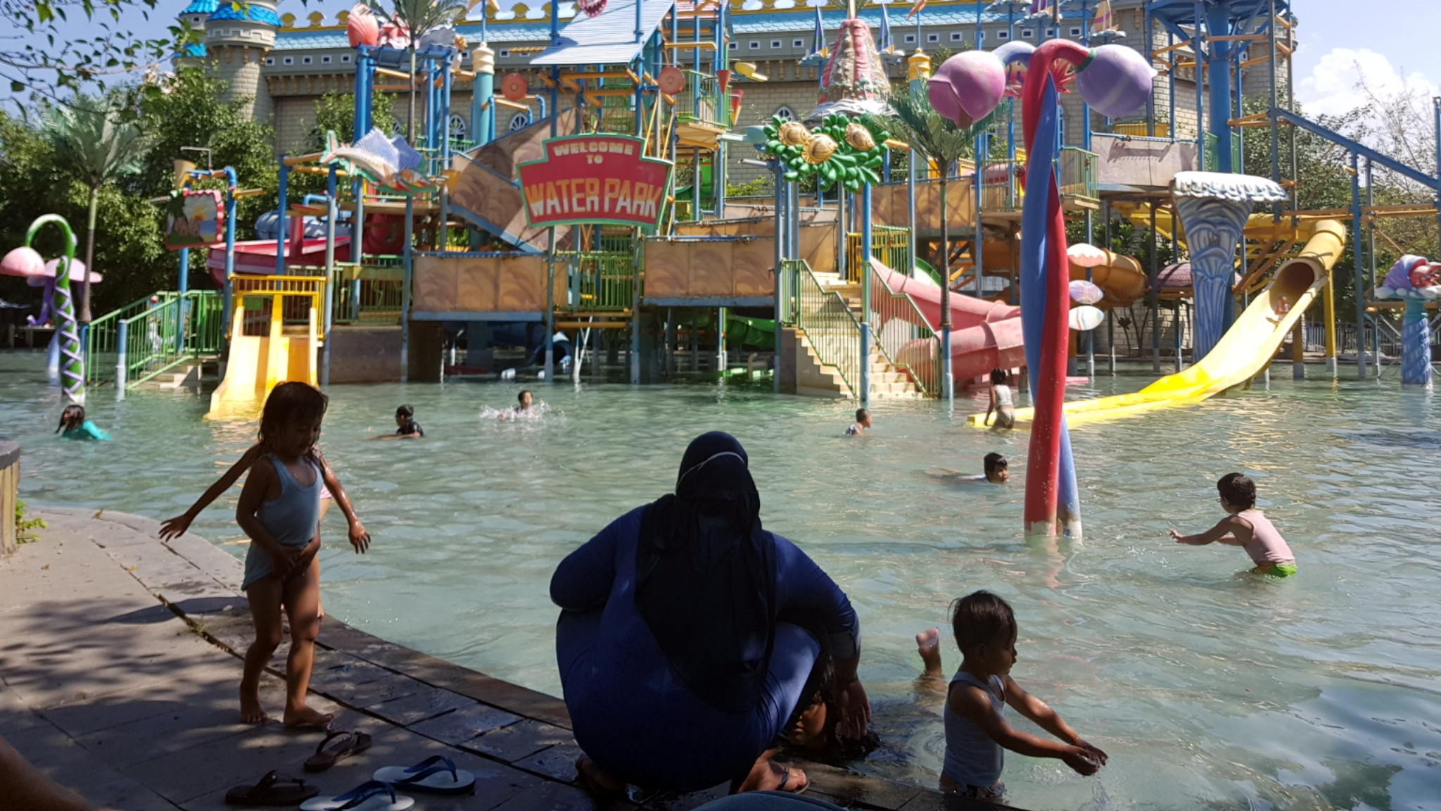Pengunjung tetap ngeyel berengan meski area kolam renang Atlantis Land ditutup sementara. (Foto: Fariz Yarbo/Ngopibareng.id)