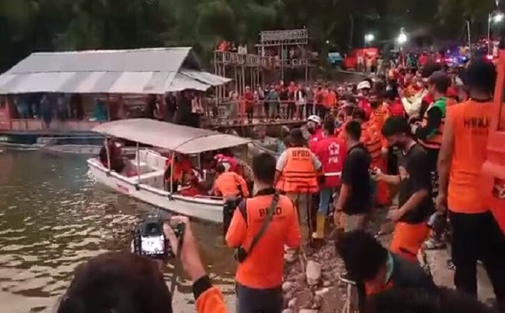 Tim Sar menemukan 6 penumpang perahu wisata yang tenggelam di Waduk Kedung Ombo dalam kondisi meninggal. (Foto: Ant)
