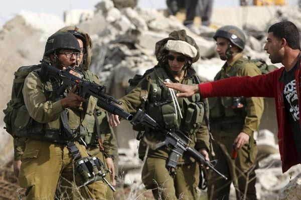 Tentara Israel berhadapan langsung dengan warga sipil Palestina. (Foto: reuters)