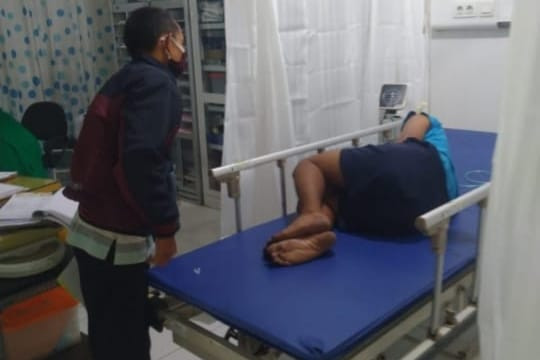 Pelaku jambret saat dirawat di RS Sidowaras Kecamatan Bangsal Kabupaten Mojokerto.(Foto: Istimewa)