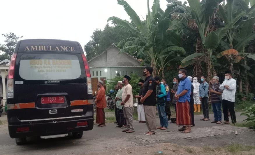 Proses salat jenazah yang dilakukan sejumlah warga, relawan pemakaman, dan petugas kepolisian di Desa Keboan, Kecamatan Ngusikan, Kabupaten Jombang. (Foto: Mardiansyah Triraharjo/Ngopibareng.id)