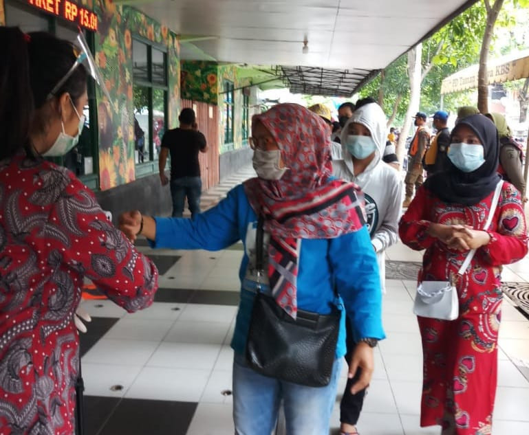Pengunjung dicek suhu badannya dengan thermo gun sebelum masuk Kebun Binatang Surabaya. (Foto: Humas Kebun Binatang Surabaya)