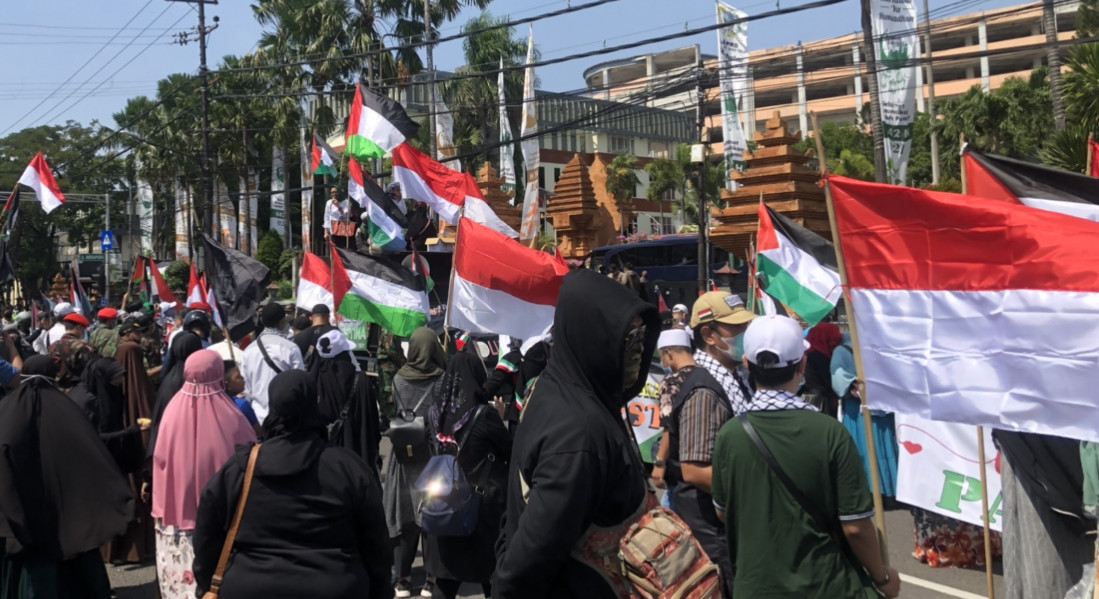 Ratusan massa mendatangi Kantor DPRD Jatim, gelar aksi bela Palestina, Senin 17 Mei 2021. (Foto: Andhi Dwi/Ngopibareng.id)