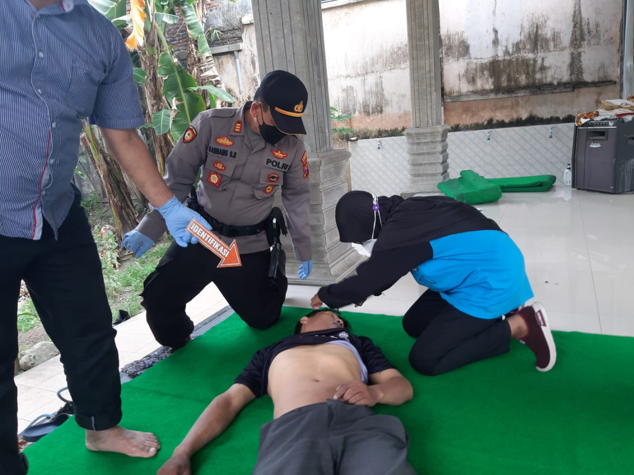 Petugas dari Polsek Jombang Kota dan Puskesmas Jabon saat melakukan pemeriksaan jenazah Ferry Budianto, 39, yang meninggal usai gantung diri di dapur tempat kerjanya. (Foto: Istimewa)