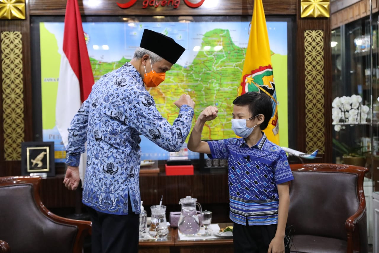 Gubernur Jawa Tengah Ganjar Pranowo menerima tamu cilik bernama Faith Abe Tanaya. Bocah 11 tahun ini memberikan kado novel karyanya berjudul Liga Pejuang Cilik. (Foto: Istimewa)