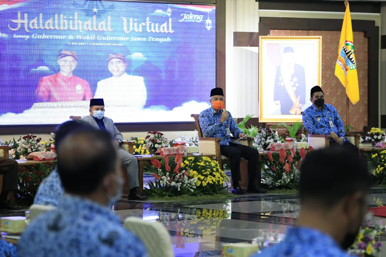 Gubernur Jawa Tengah Ganjar Pranowo saat menghadiri halal bihalal virtual di lingkungan Pemprov Jateng dan Forkopimda di Gedung Gradhika Bhakti Praja, Senin 17 Mei 2021.. (Foto: Istimewa)