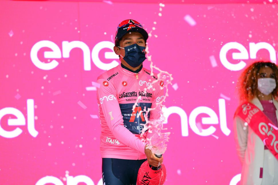 Egan Bernal mengenakan maglia rosa setelah etape 9 berakhir. (Foto: Istimewa)