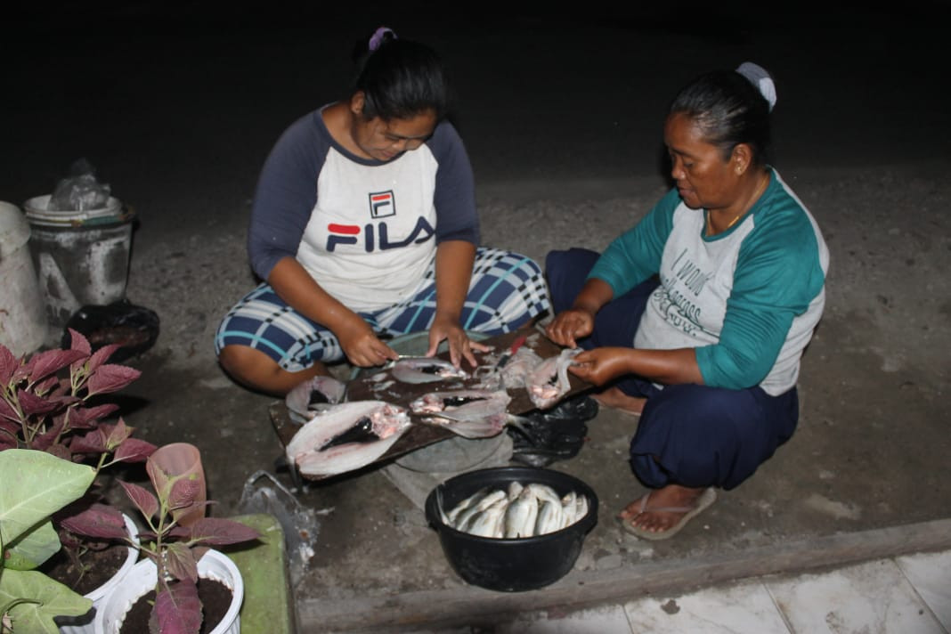 Ibu-Ibu di Kalanganyar sedang asyik mencabut duri dalam daging ikan. (Foto; Asmanu Sudarso/Ngopibareng.id)