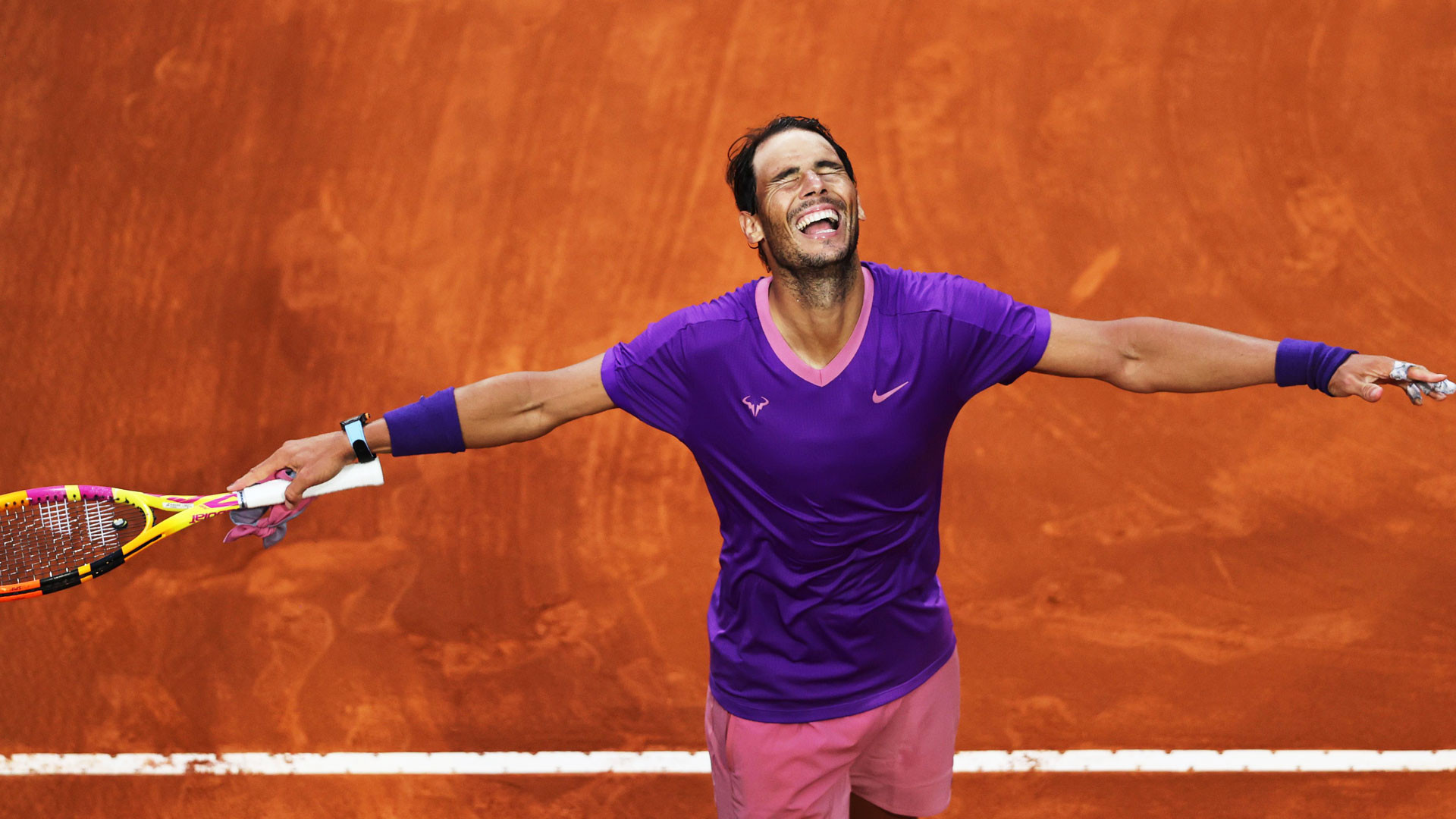 Ekspresi kebahagiaan Rafael Nadal usai memastikan kemenangan atas Novak Djokovic di final turnamen ATP Masters 1000 Italian Open 2021. (Foto: Twitter/@ATPTour)