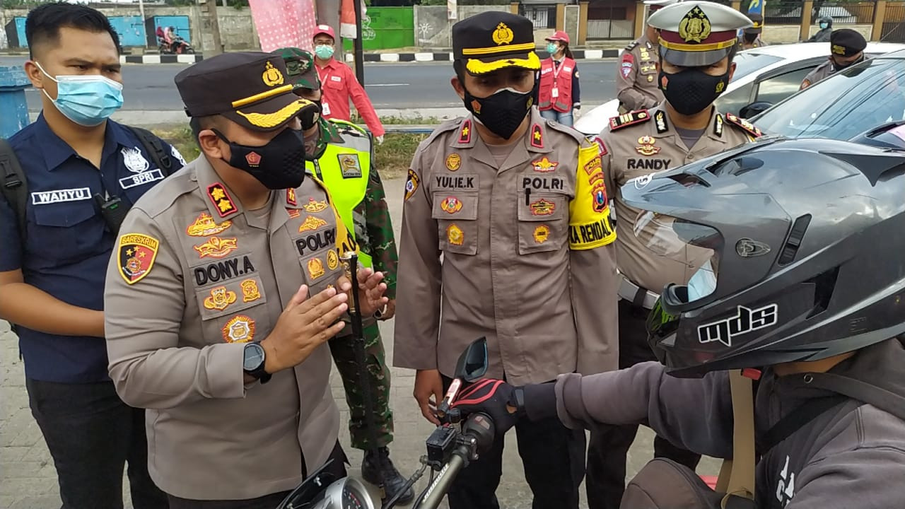 Petugas kepolisian saat melakukan penyekatan di Pos Penyekatan PPST Trowulan Kabupaten Mojokerto. (Foto: Deni Lukmantara/Ngopibareng.id)
