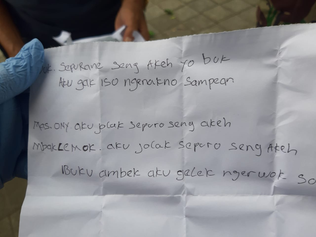 Sepucuk surat yang ditinggalkan Ferry Budianto, 39, sebelum mengakhiri hidup dengan cara gantung diri di dapur tempat kerjanya. (Foto: Istimewa)