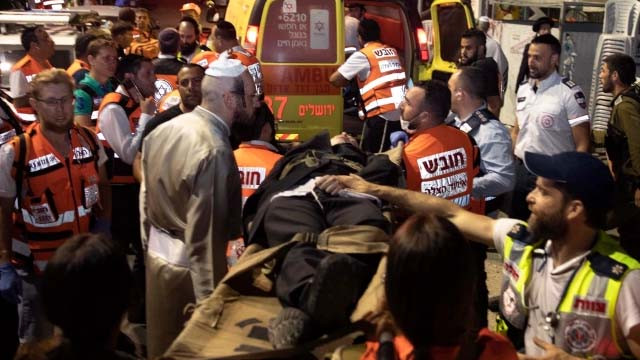 Petugas medis Israel sedang mengevakuasi korban ambruknya sinagog di Tapi Barat hari Minggu kemarin. Dua orang Yahudi tewas dan 157 orang lainnya luka-luka. (Foto:AP?AlJazeera)