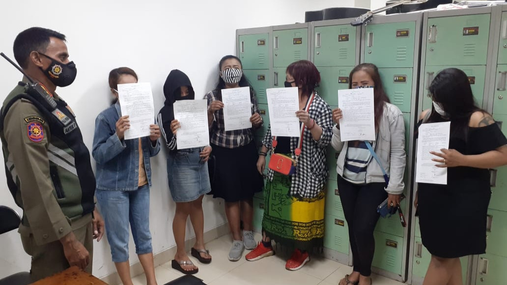 Perempuan Pekerja Seks Komersial (PSK) saat berada di kantor Satpol-PP Kota Malang untuk dimintai keterangan (Foto: istimewa)