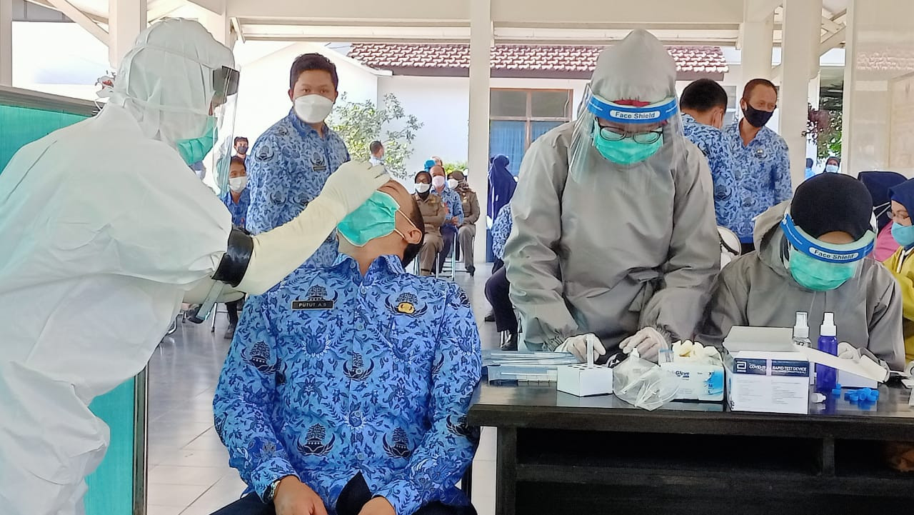 ASN di Pemerintahan Kabupaten Kediri jalani rapid tes massal Antigen, di hari pertama kerja. (Foto: Fendhy Plesmana/Ngopibareng.id)